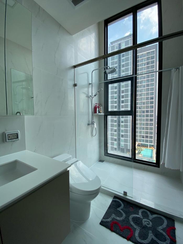 รูป F12033 คอนโดให้เช่า Chewathai Residence Asoke (ชีวาทัย เรสซิเดนซ์ อโศก) ห้องสวย เฟอร์ครบ มีเครื่องซักผ้า ราคาพิเศษ - รูปที่ 11/14