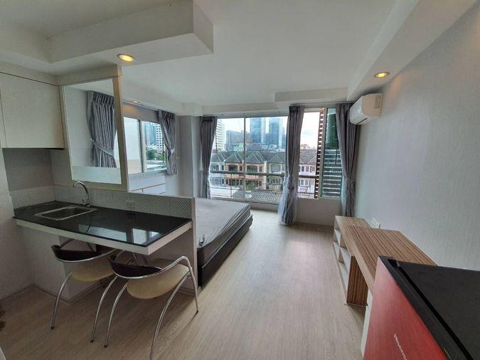 รูป P-108657 — ขายคอนโด ชั้น 5 Humble Living ห้องสตูดิโอ วิวเมือง ใกล้ MRT สุทธิสาร 085-592-2897 Line: @easythaihome - รูปที่ 1/4