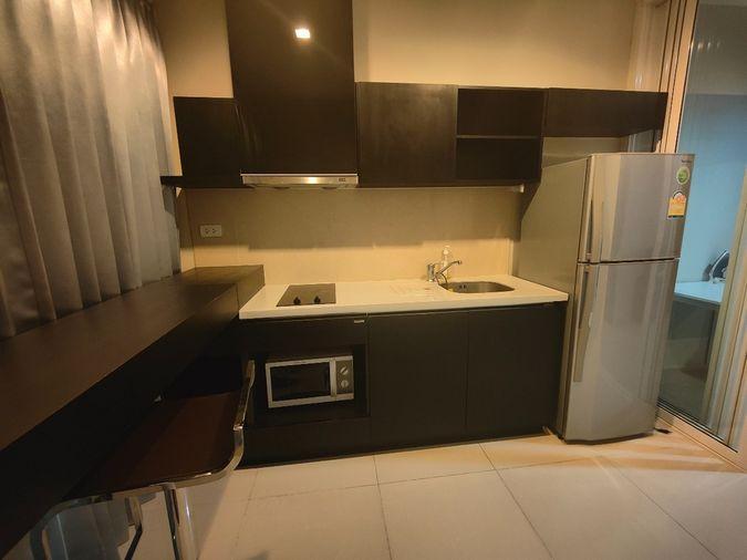รูป ปล่อยเช่าคอนโด ริทึ่ม สุขุมวิท 44/1 ชั้น 29 1 ห้องนอน 1 ห้องน้ำ, โซนครัว, ห้องนั่งเล่น และระเบียง - รูปที่ 5/24