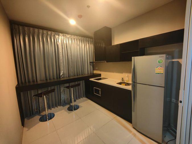 รูป ปล่อยเช่าคอนโด ริทึ่ม สุขุมวิท 44/1 ชั้น 29 1 ห้องนอน 1 ห้องน้ำ, โซนครัว, ห้องนั่งเล่น และระเบียง - รูปที่ 4/24