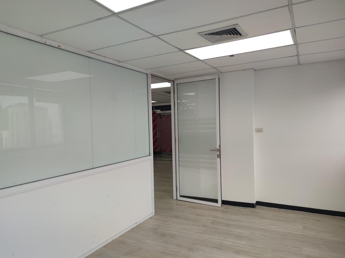 picture Phayathai Plaza office       size 167 sqm  Corner unit - 8/14