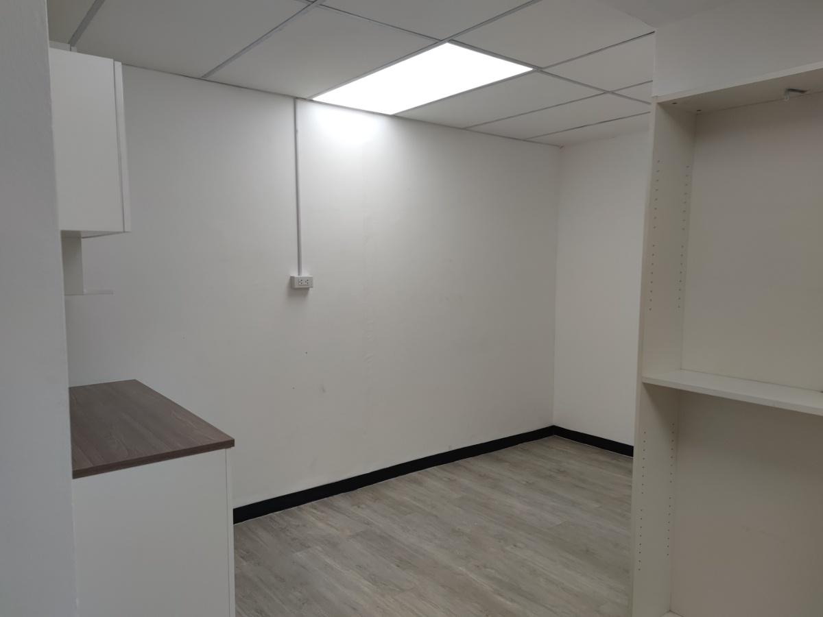 picture Phayathai Plaza office       size 167 sqm  Corner unit - 2/14