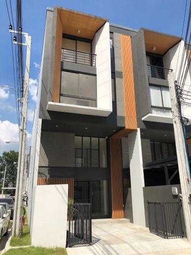 รูป ทาวน์โฮม 3 ชั้นครึ่ง พื้นที่ 21.6 ตารางวา ชิเซน พัฒนาการ 32 (Shizen Phatthanakan 32) - รูปที่ 1/30