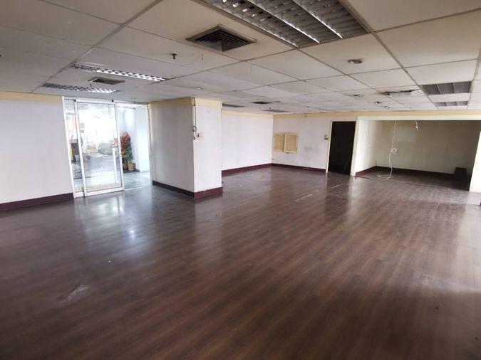 รูป เช่าออฟฟิศ เช่าสำนักงาน Jewellery Center Building( จูเวลเลอรี่ เซ็นเตอร์) ถนนนเรศ ขนาด 165 ตรม   ห้องน้ำในตัว - รูปที่ 6/10