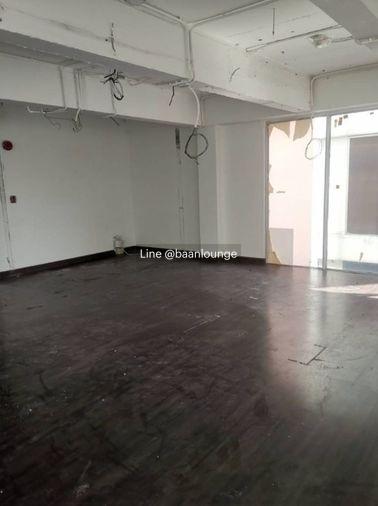 picture retail space for rent in sathorn Soi Sukhumvit 49 5th floor - 9/10