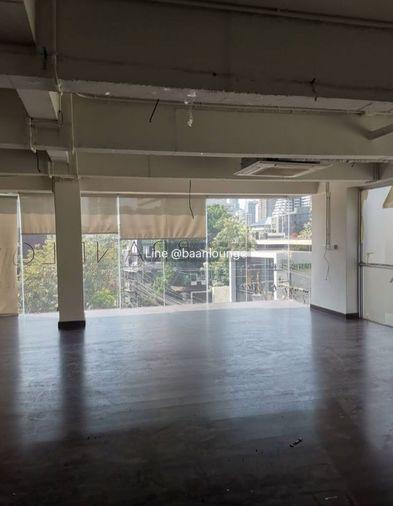 picture retail space for rent in sathorn Soi Sukhumvit 49 5th floor - 1/10