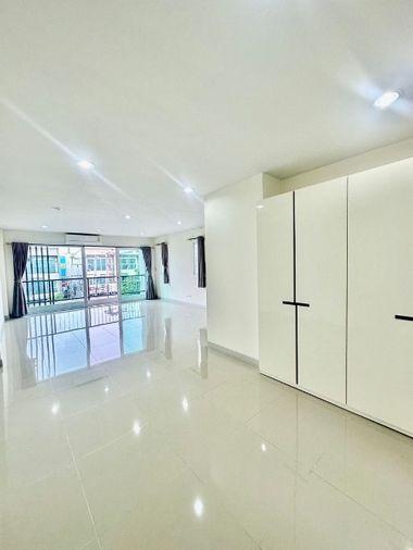 picture Sriracha commercial building for sale, 2 units, corner room, modern style. - 17/20
