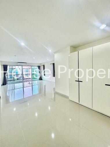 picture Sriracha commercial building for sale, 2 units, corner room, modern style. - 17/20