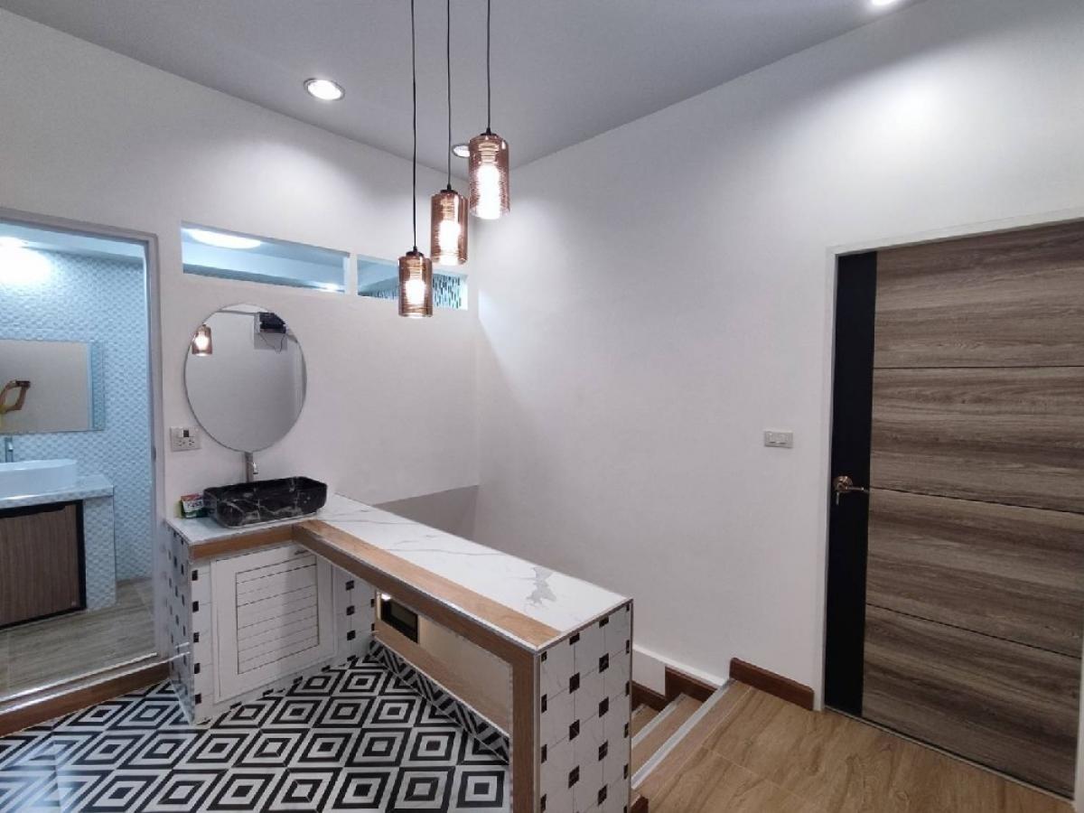 picture Sukhumvit Road, Soi 68, near the BTS. - 24/30