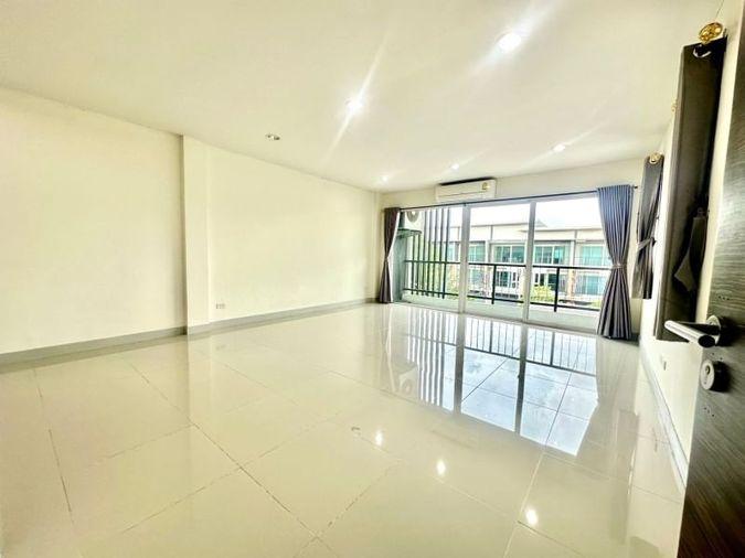 picture Sriracha commercial building for sale, 2 units, corner room, modern style. - 13/20
