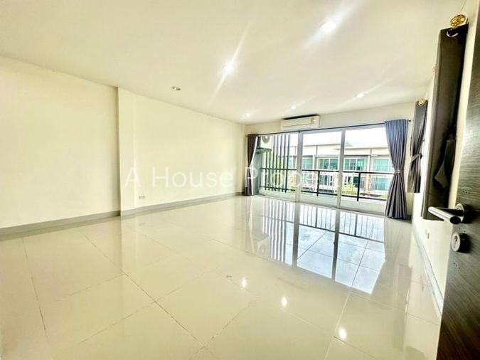 picture Sriracha commercial building for sale, 2 units, corner room, modern style. - 13/20