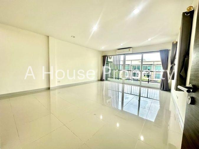 picture Sriracha commercial building for sale, 2 units, corner room, modern style. - 13/20