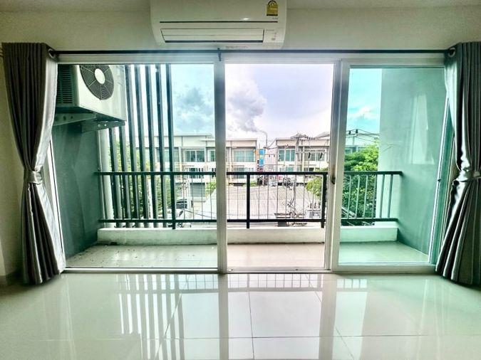 picture Sriracha commercial building for sale, 2 units, corner room, modern style. - 16/20