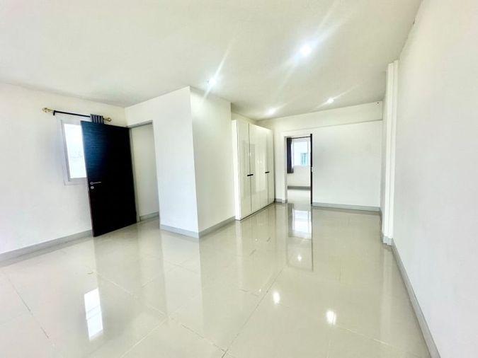 picture Sriracha commercial building for sale, 2 units, corner room, modern style. - 14/20