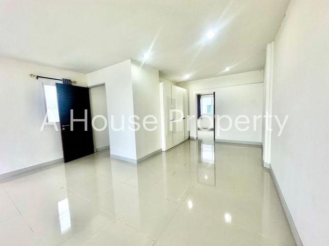 picture Sriracha commercial building for sale, 2 units, corner room, modern style. - 14/20