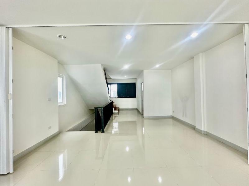 picture Sriracha commercial building for sale, 2 units, corner room, modern style. - 10/20