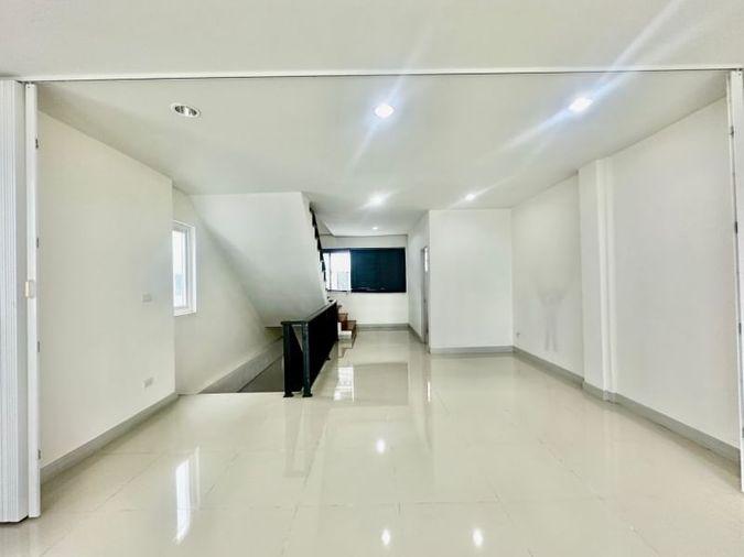 picture Sriracha commercial building for sale, 2 units, corner room, modern style. - 10/20