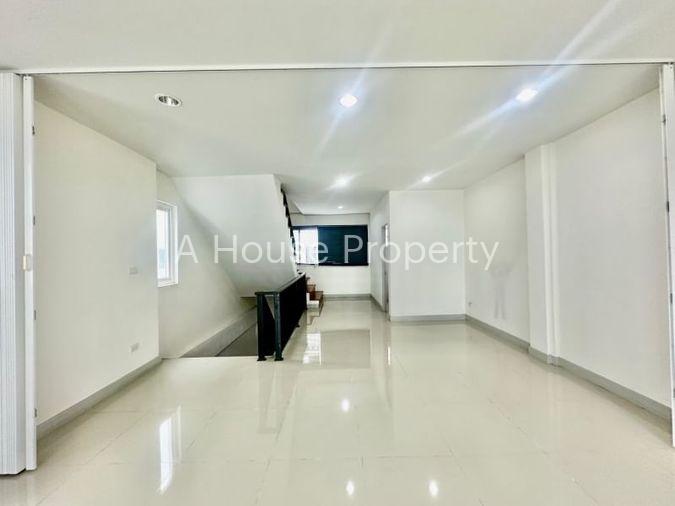 picture Sriracha commercial building for sale, 2 units, corner room, modern style. - 10/20