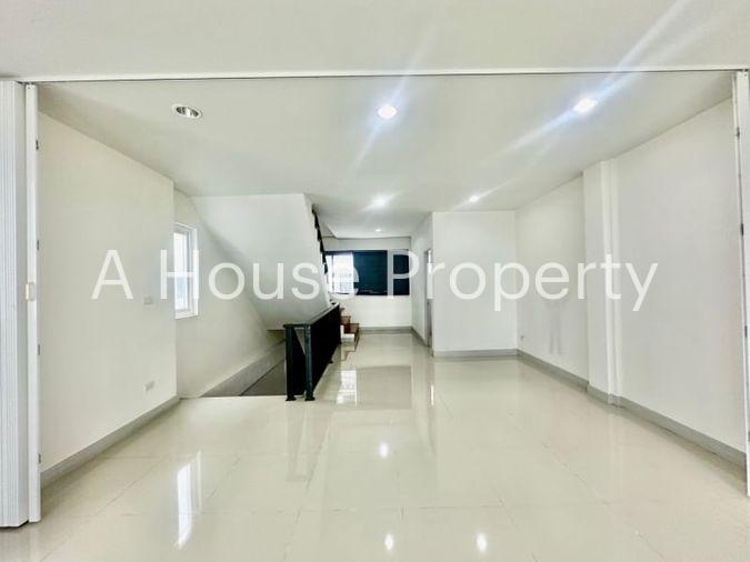 picture Sriracha commercial building for sale, 2 units, corner room, modern style. - 10/20