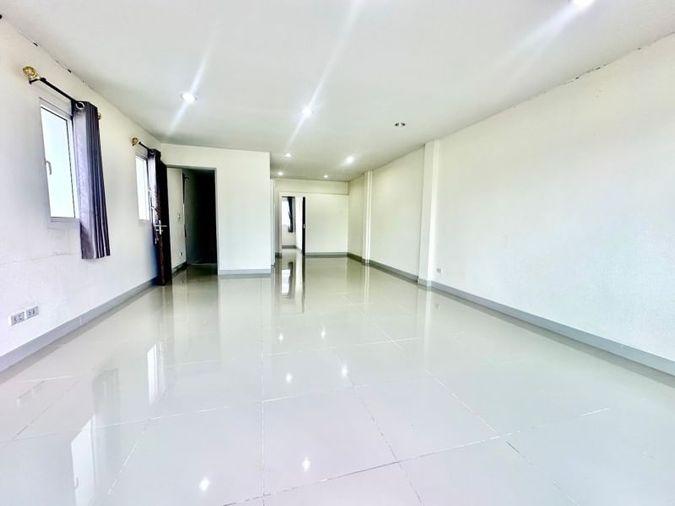 picture Sriracha commercial building for sale, 2 units, corner room, modern style. - 12/20