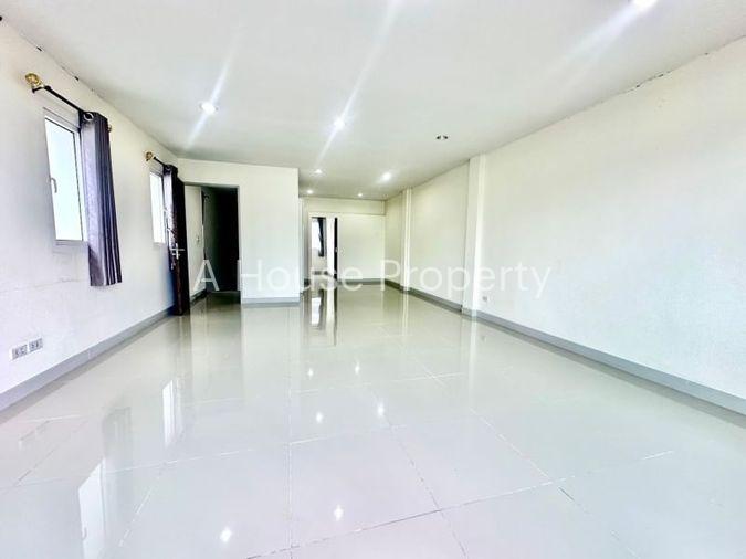 picture Sriracha commercial building for sale, 2 units, corner room, modern style. - 12/20