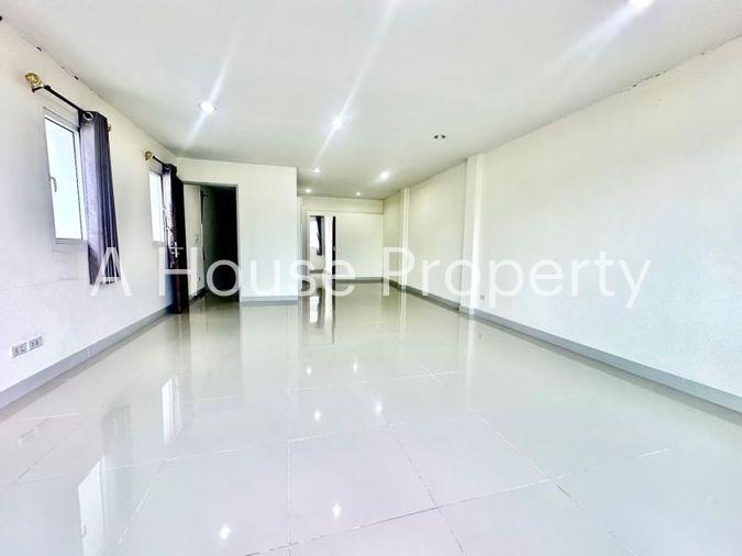 picture Sriracha commercial building for sale, 2 units, corner room, modern style. - 12/20