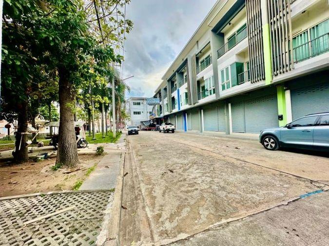 picture Sriracha commercial building for sale, 2 units, corner room, modern style. - 2/20