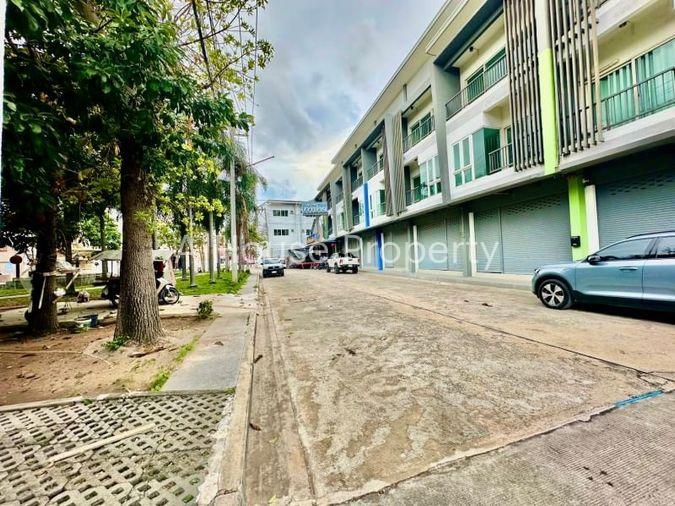 picture Sriracha commercial building for sale, 2 units, corner room, modern style. - 2/20