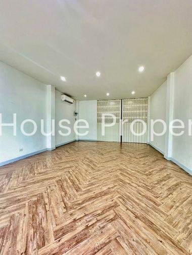 picture Sriracha commercial building for sale, 2 units, corner room, modern style. - 3/20