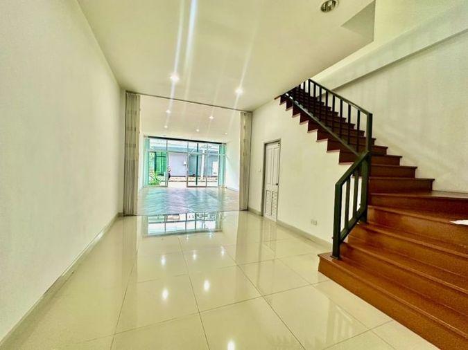 picture Sriracha commercial building for sale, 2 units, corner room, modern style. - 5/20