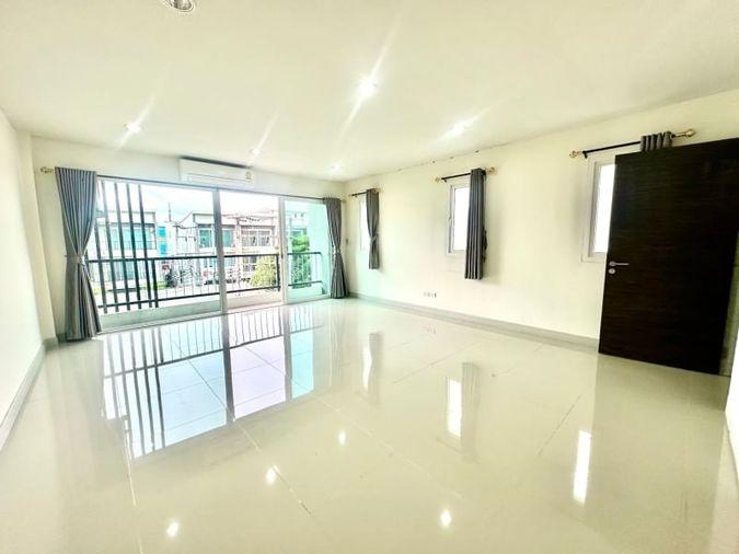 picture Sriracha commercial building for sale, 2 units, corner room, modern style. - 15/20