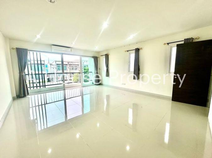 picture Sriracha commercial building for sale, 2 units, corner room, modern style. - 15/20