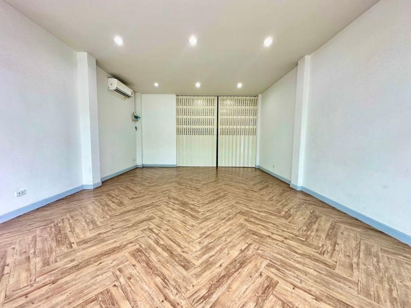 picture Sriracha commercial building for sale, 2 units, corner room, modern style. - 4/20