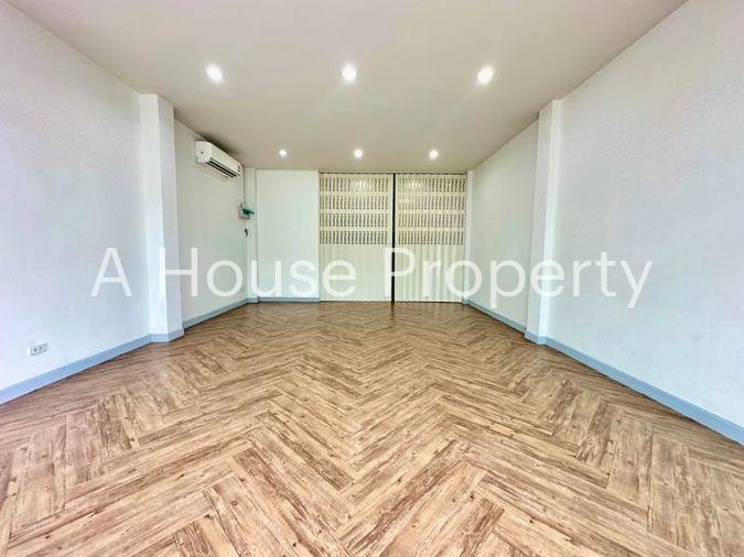 picture Sriracha commercial building for sale, 2 units, corner room, modern style. - 4/20