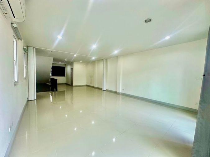 picture Sriracha commercial building for sale, 2 units, corner room, modern style. - 9/20