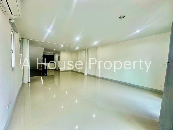 picture Sriracha commercial building for sale, 2 units, corner room, modern style. - 9/20