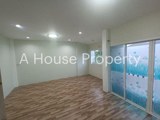 picture Second-hand semi-detached house, cheap price, Country Village 3, Bueng, Sriracha, Chonburi - 9/18