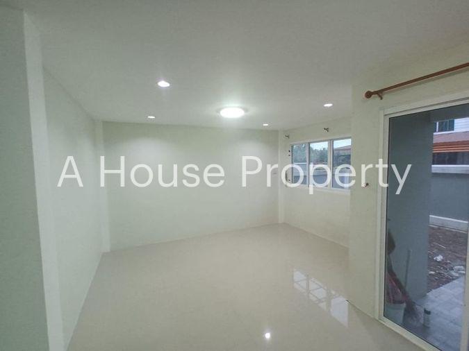 picture Second-hand semi-detached house, cheap price, Country Village 3, Bueng, Sriracha, Chonburi - 4/18