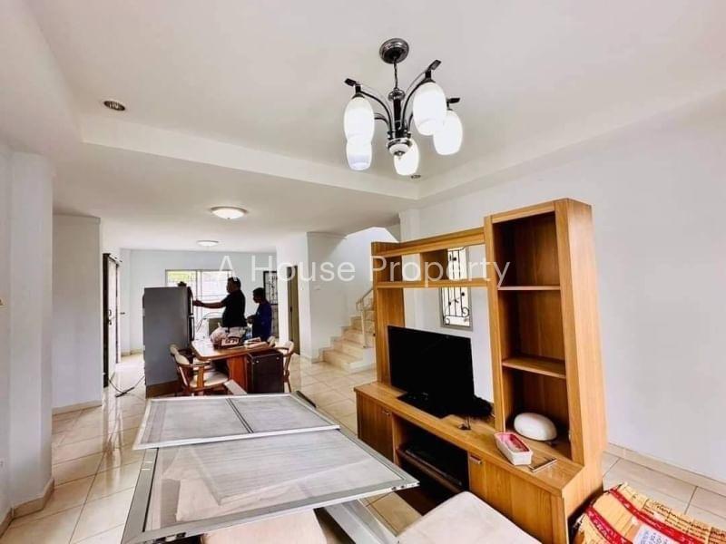 รูป บ้านแฝดมือสอง รีโนเวทใหม่ หมู่บ้านโฮมทาวน์ศรีราชา ชลบุรี - รูปที่ 6/7