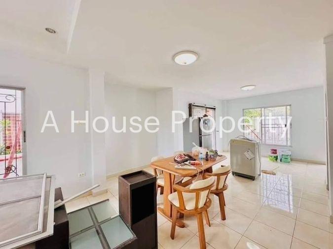 รูป บ้านแฝดมือสอง รีโนเวทใหม่ หมู่บ้านโฮมทาวน์ศรีราชา ชลบุรี - รูปที่ 5/7