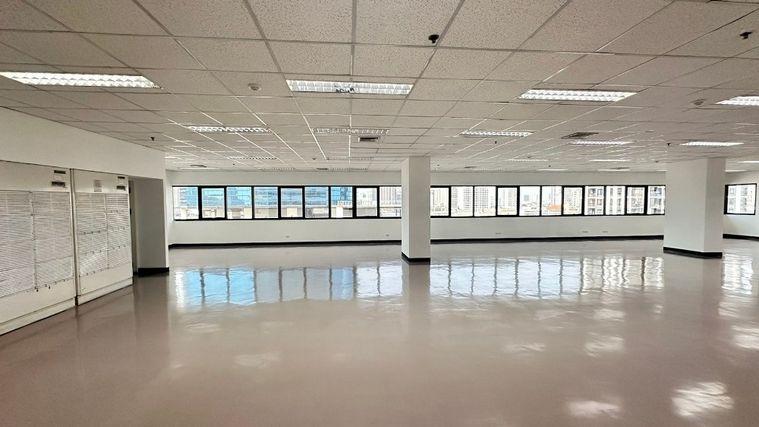 picture Office for rent, Sorachai Building Ekkamai near BTS Ekkamai, 6 minutes. - 1/16