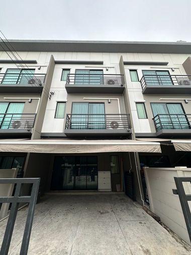 picture Pet friendly house for rent Baan Klang Muang Sri Nakarin-On Nut, Soi Onnut 70/1 (Rt-01) - 1/31