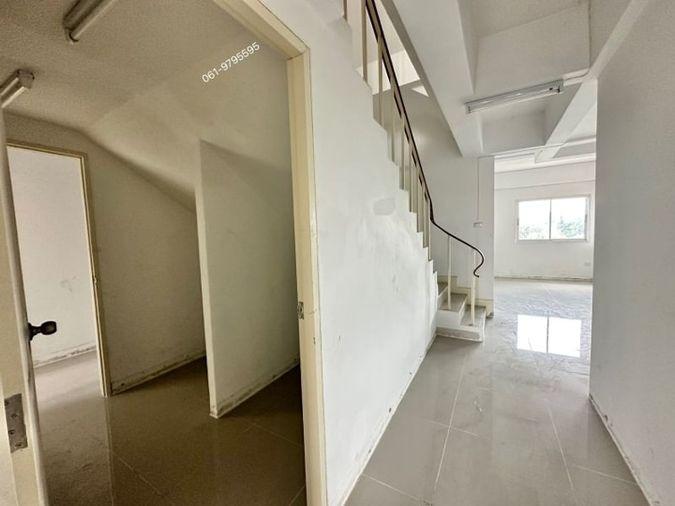 รูป ขายอาคารพาณิชย์ 4 ชั้น ติดกับถนนหลัก  ใกล้สวนเสือศรีราชา - รูปที่ 12/20