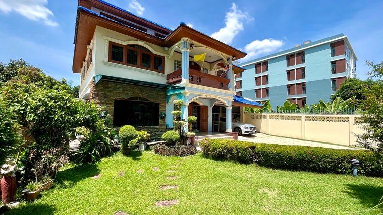 picture For rent house in  Soi Bangnatrad 19-21 2 floors Size 100 square wah - 1/37