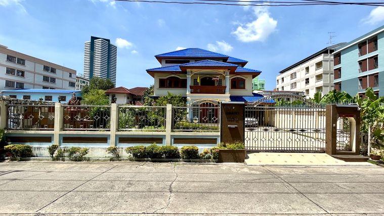 picture For rent house in  Soi Bangnatrad 19-21 2 floors Size 100 square wah - 3/37