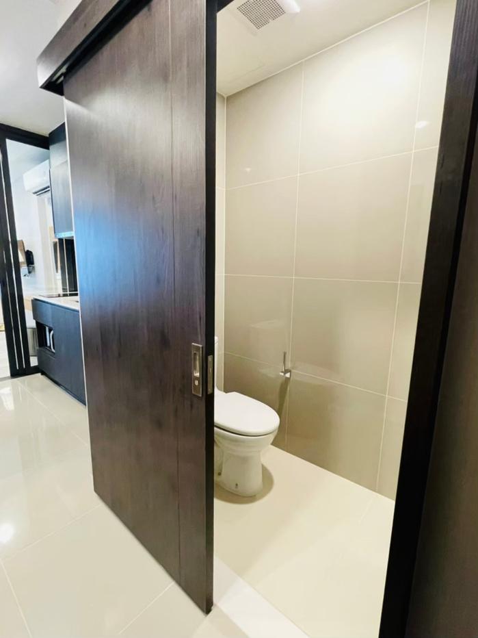 รูป ให้เช่าคอนโด  XT Huaikhwang ชั้นสูงวิวสวย นัดชมห้องด่วน 🟥LINE : @propertybkk1 - รูปที่ 10/17