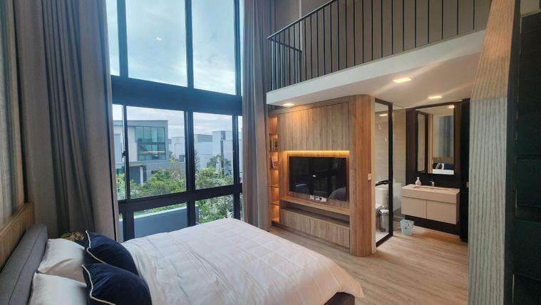 รูป Vive Krungthepkritha | ให้เช่าบ้านเดี่ยว 4 ห้องนอน แต่งสวย แบบ Modern Luxury ดูอบอุ่น น่าอยู่ ใกล้รร.นานาชาติเวลลิงตั้น - รูปที่ 1/25