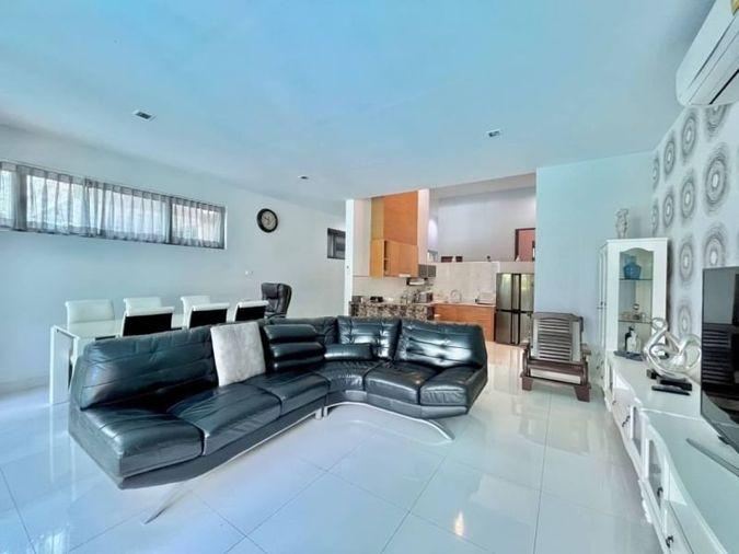 picture For rent: "Luxury pool villa by the sea in Bangsaen with private pool, sea view" - 7/20