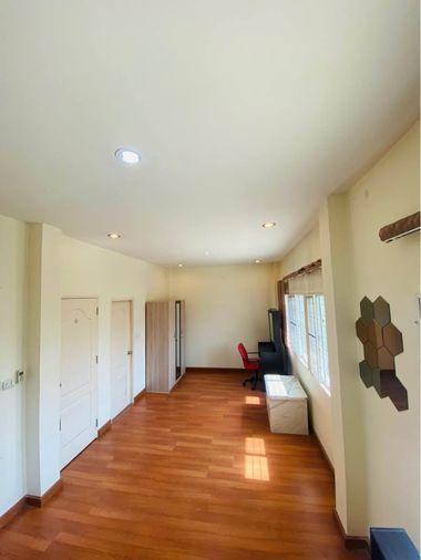 รูป ขายบ้านแฝดหลังมุม บุรีรมย์ (รามอินทรา - ซาฟารี) 5 ห้องนอน - รูปที่ 6/16