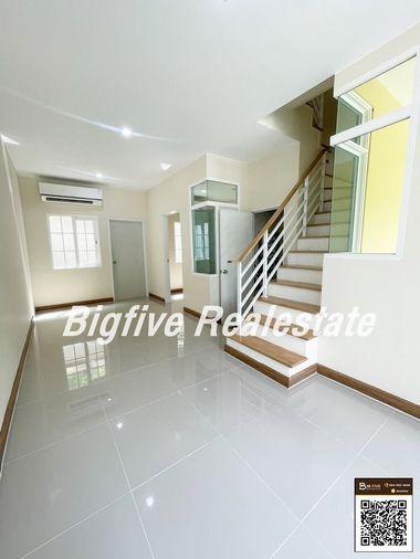 รูป   A68-003  เช่าทาวน์โฮม 2 ชั้น หมู่บ้าน โกลเด้น ทาวน์ รัตนาธิเบศร์-เวสต์เกต ใกล้เซ็นทรัลเวสเกต  พร้อมอยู่✨ - รูปที่ 4/17